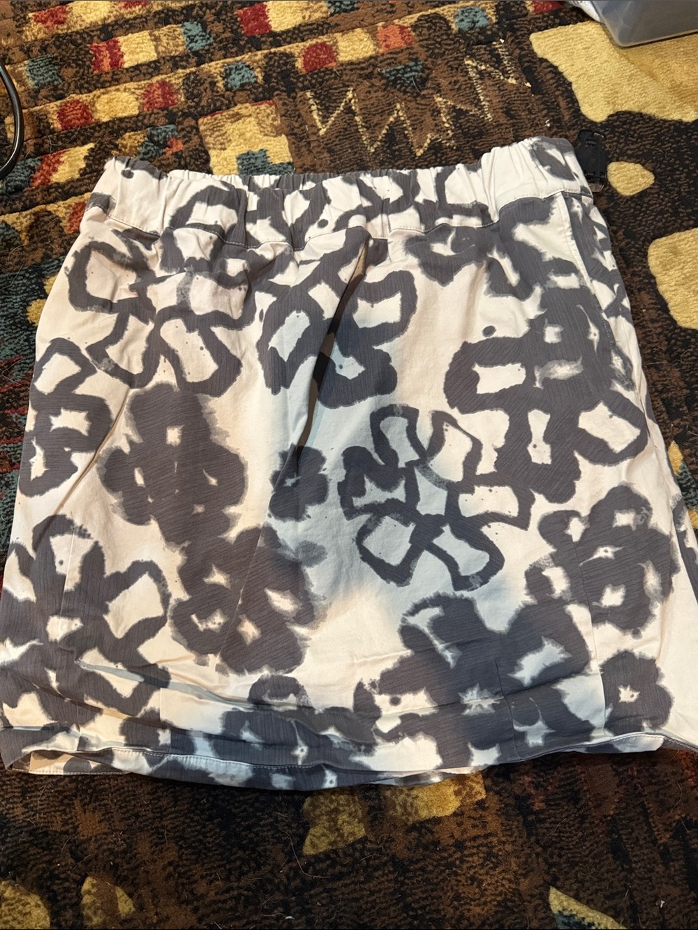 Simply Vera Vera Wang White Mini Skirt with Gray Floral Pattern